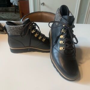 Women's Black Lace-Up Hiker Boots with Gray Felt Collar